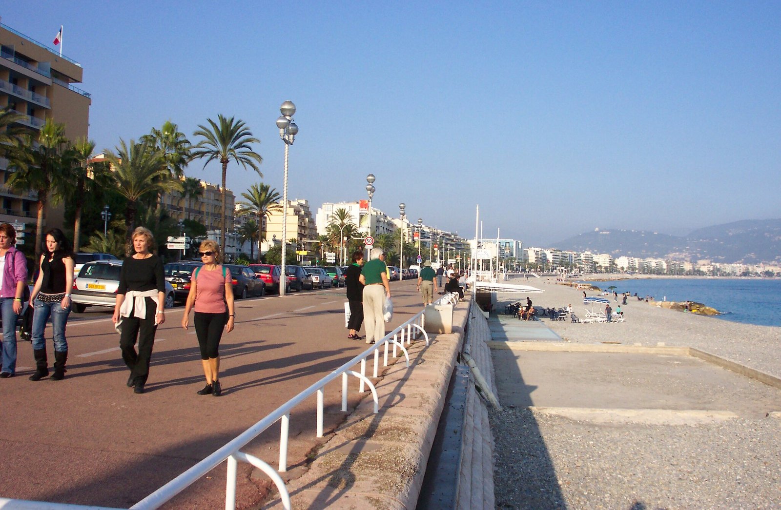 Promenade des Anglais em Nice com Mediterrâneo azul