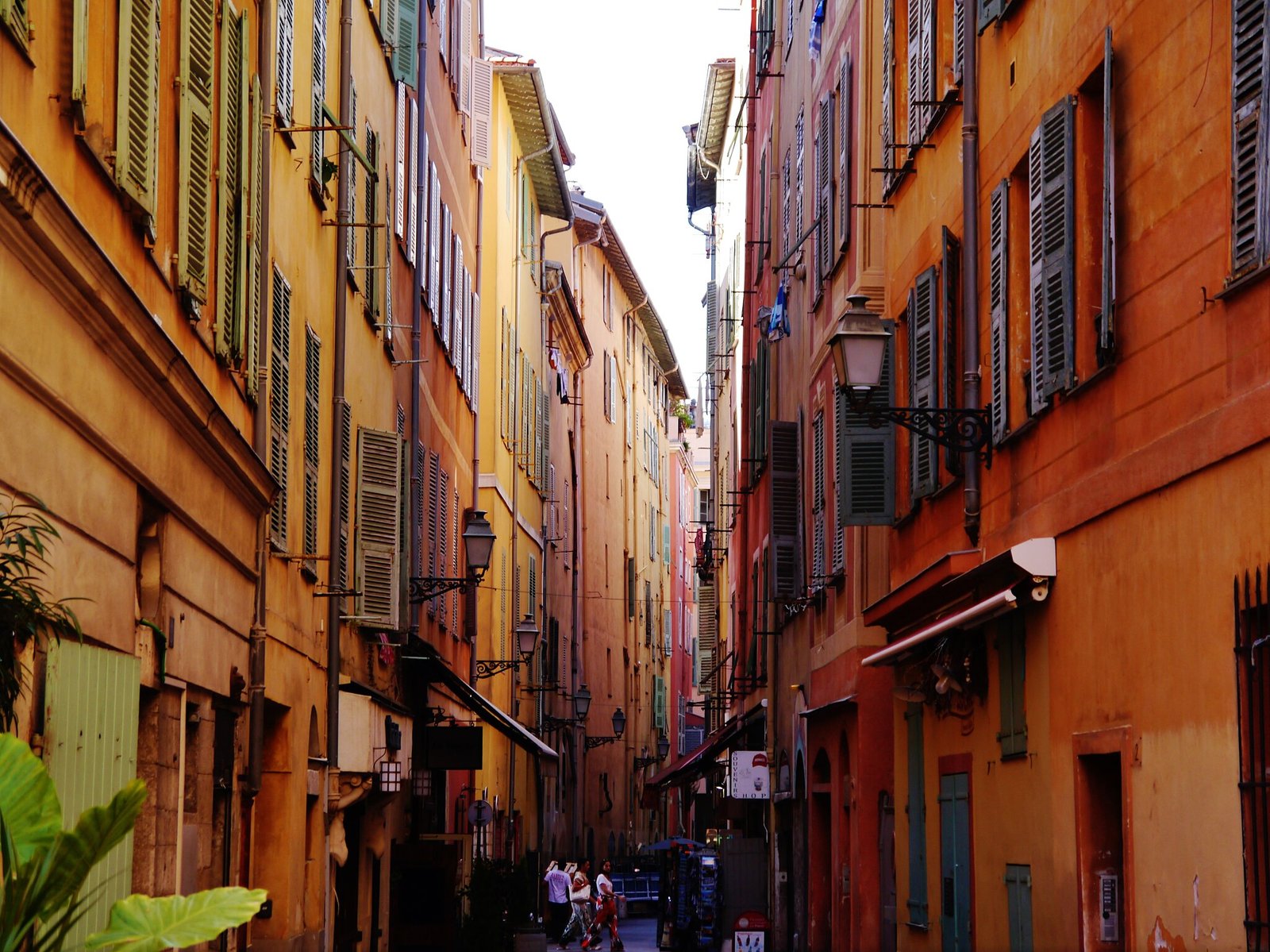 Ruelas coloridas do Vieux Nice ao amanhecer